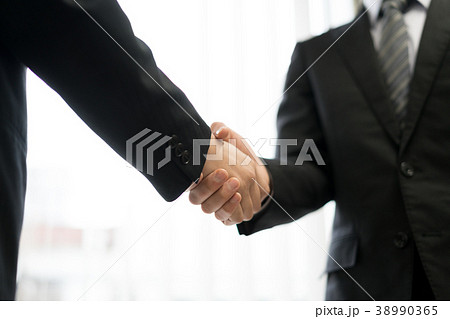 握手　ビジネスシーン 38990365