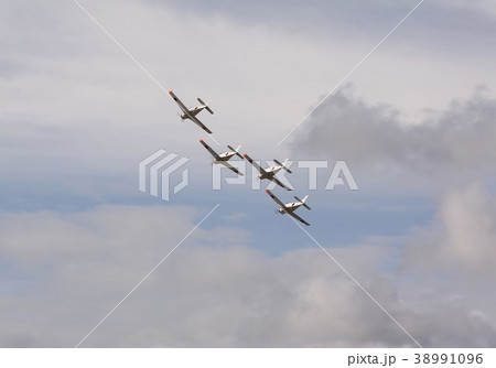 小月基地の航空ショーで編隊を組んでアクロバット飛行する海上自衛隊のT-5国産初等練習機 38991096