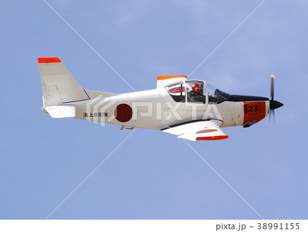 小月基地の航空ショーで快晴の秋空を背景にアクロバット飛行する海上自衛隊のT-5国産初等練習機 38991155