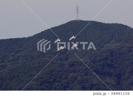 小月基地の航空ショーで瀬戸内の山を背景にアクロバット編隊飛行する海上自衛隊のT-5国産初等練習機 38991156