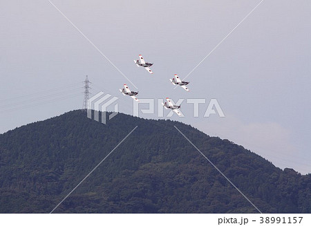 小月基地の航空ショーで瀬戸内の山を背景にアクロバット編隊飛行する海上自衛隊のT-5国産初等練習機 38991157