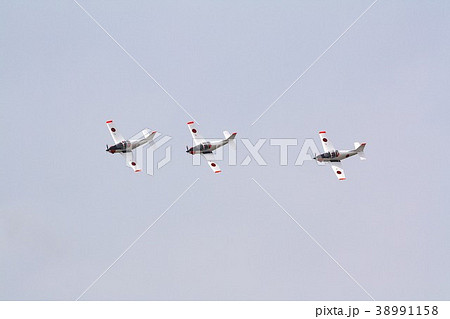 小月基地の航空ショーで編隊を組んでアクロバット飛行する海上自衛隊のT-5国産初等練習機 38991158