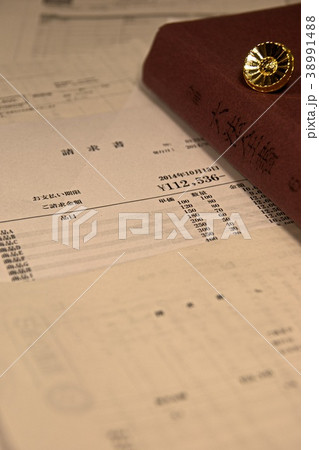 大量の請求書と弁護士バッジと六法全書 38991488