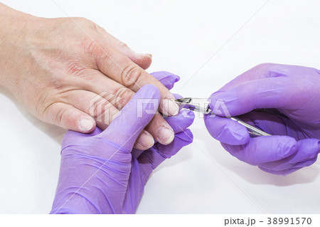 The process of the master's work in the manicure s 38991570