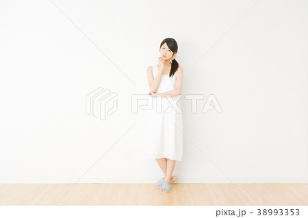 女性 考える 女性 考える 38993353