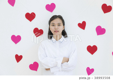 考える女の子 38993508