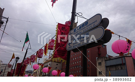長崎ランタンフェスティバル　ピンクのランタンと案内板 38993602