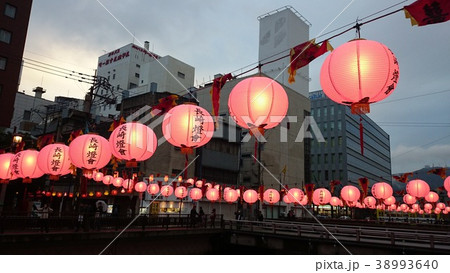 長崎ランタンフェスティバル　銅座川のピンクのランタン 38993640