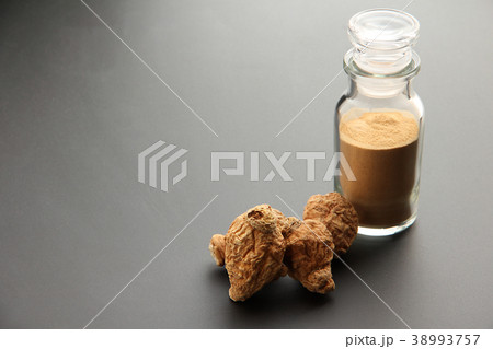 マカの根と瓶に入ったマカの粉末 38993757