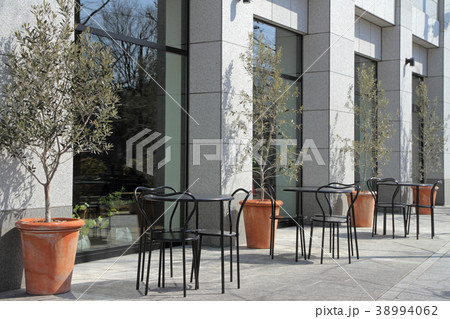 テーブルとイス、オリーブの木のあるテラス 38994062