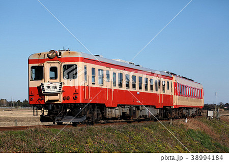 築堤を走るいすみ鉄道の国鉄色キハ52とキハ28。2013/12/28 38994184