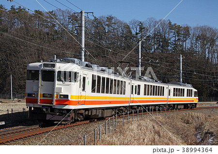 富士急行線を走るパノラマエクスプレスアルプス。2013/12/31 38994364