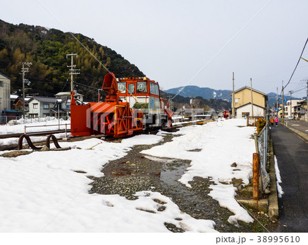 山陰ジオパークの海岸沿いに走るJRの秘境駅 かすみ駅に置かれた除雪列車 山陰ジオパークの海岸沿いに走るJRの秘境駅 かすみ駅に置かれた除雪列車 38995610