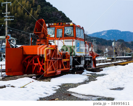 山陰ジオパークの海岸沿いに走るJRの秘境駅　かすみ駅に置かれた除雪列車 38995611