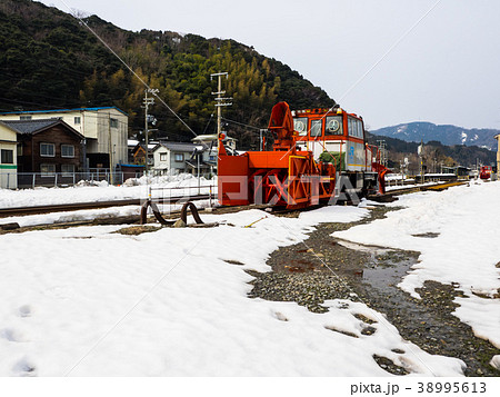 山陰ジオパークの海岸沿いに走るJRの秘境駅　かすみ駅に置かれた除雪列車 38995613