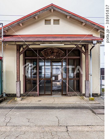 山陰ジオパークの海岸沿いに走るJRの秘境駅　諸寄駅 38995837