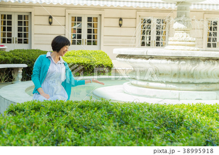 ホテルニューグランドに夫婦で泊まった朝。 誰もいない中庭にて夫を待つ 38995918