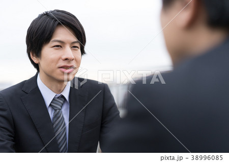 ビジネスマン 屋上 休憩 相談 ビジネスマン 屋上 休憩 相談 38996085