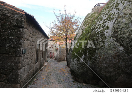 ポルトガル、モンサント、monsanto、街の中にある丸い岩 ポルトガル、モンサント、monsanto、街の中にある丸い岩 38996485