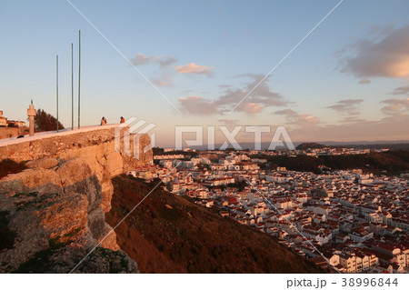 ポルトガル、ナザレ、シティオ地区、ソウザ・オリベイラ広場、展望台、プライア地区と大西洋眺望、夕景 38996844