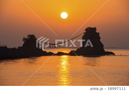 豊後二見ヶ浦の朝日 38997111