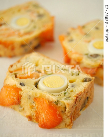 スモークサーモンとウズラの卵のケークサレ　　カット　（縦位置アップ 38997721