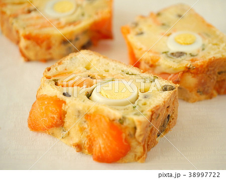 スモークサーモンとウズラの卵のケークサレ　カット（横位置 38997722