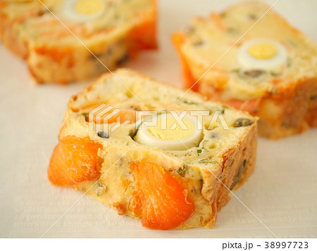 スモークサーモンとウズラの卵のケークサレ カット スモークサーモンとウズラの卵のケークサレ カット 38997723