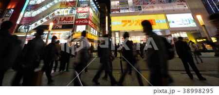日本の東京都市景観 東京・秋葉原駅前でスマホゲームなどをする人たち 日本の東京都市景観 東京・秋葉原駅前でスマホゲームなどをする人たち 38998295