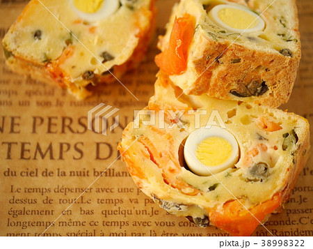 スモークサーモンとウズラの卵のケークサレ 英字バック(左スペース) スモークサーモンとウズラの卵のケークサレ 英字バック(左スペース) 38998322