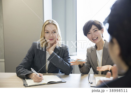 グローバル　ミーティングイメージ　ビジネス英語 38998511
