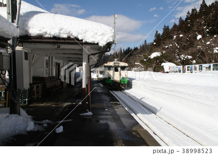 雪景色の只見線会津柳津駅 38998523