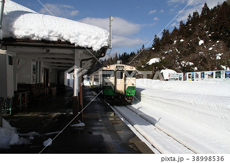 雪景色の只見線会津柳津駅 雪景色の只見線会津柳津駅 38998536