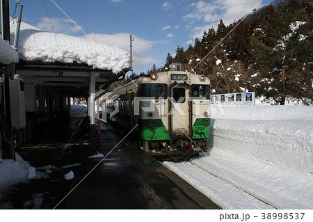 雪景色の只見線会津柳津駅 38998537