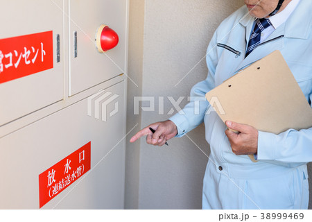 マンションの防火設備をチェックをする作業員 マンションの防火設備をチェックをする作業員 38999469