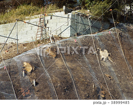 法面防災工事の下地としてラス張りをします 38999485