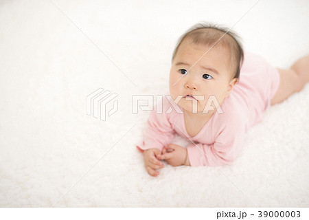 四つん這いの赤ちゃんの写真素材