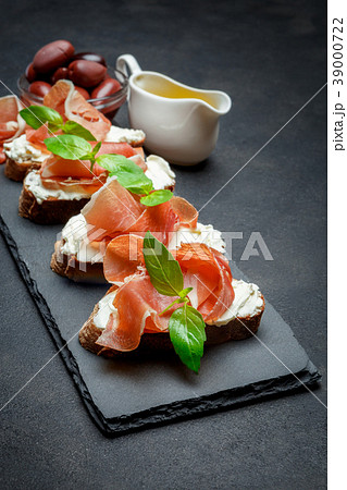 italian food with olives and prosciutto 39000722