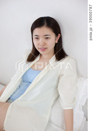 マイルームでリラックスする女性 マイルームでリラックスする女性 39000787