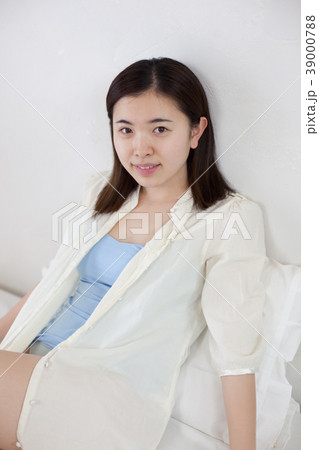 マイルームでリラックスする女性 39000788