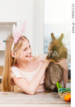 Teenage girl holding Easter eggs 39002132