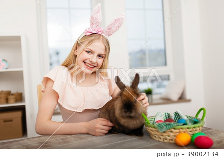 Teenage girl holding Easter eggs Teenage girl holding Easter eggs 39002134
