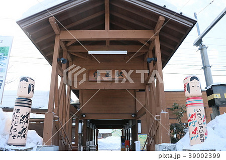 雪におおわれるJR仙山線の作並駅(宮城県仙台市青葉区作並) 雪におおわれるJR仙山線の作並駅(宮城県仙台市青葉区作並) 39002399