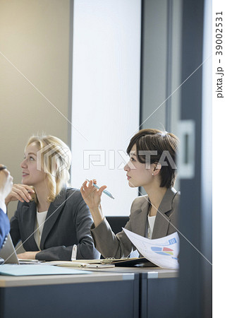 グローバル　ミーティングイメージ　ビジネス英語 39002531