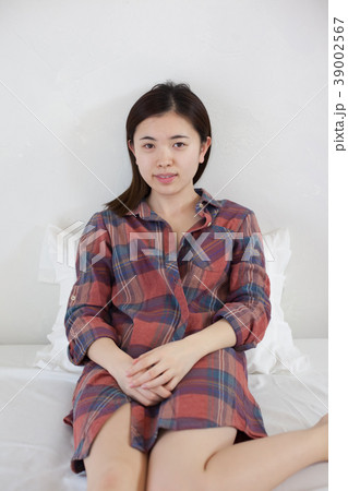マイルームでリラックスする女性 39002567