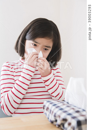 花粉症に苦しむ女の子 花粉症 鼻炎 風邪 花粉症に苦しむ女の子 花粉症 鼻炎 風邪 39003293