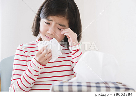 花粉症に苦しむ女の子　花粉症　鼻炎　風邪　 39003294