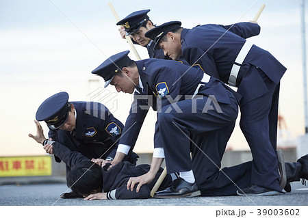 働く警備員 働く警備員 39003602