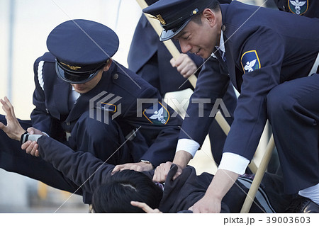 働く警備員 働く警備員 39003603