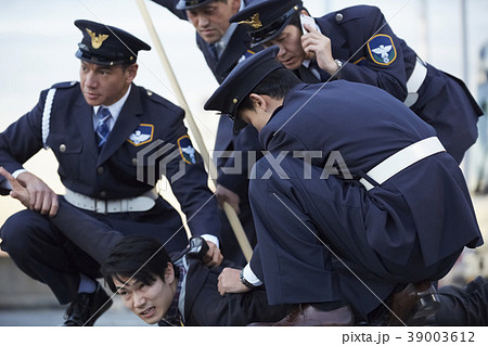 働く警備員 働く警備員 39003612